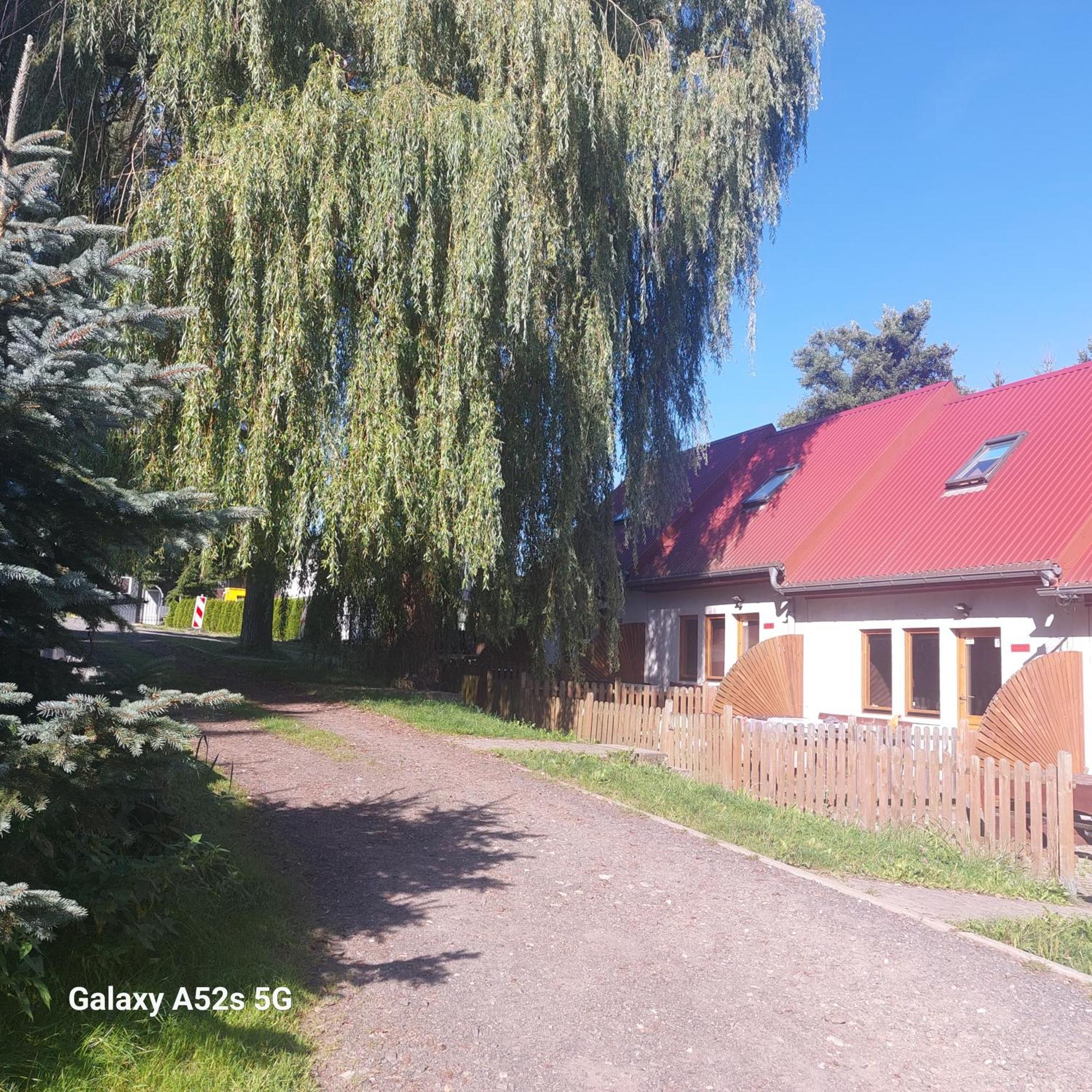 Domki Nad Jeziorem Karlowice Екстериор снимка