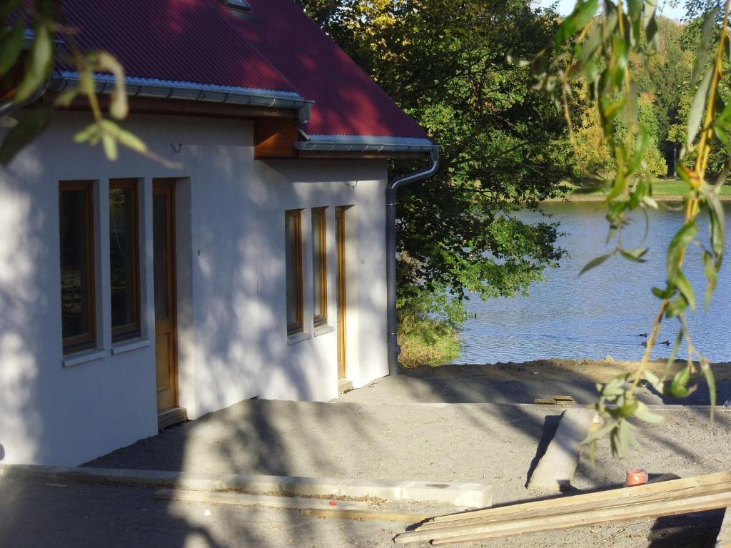 Domki Nad Jeziorem Karlowice Екстериор снимка